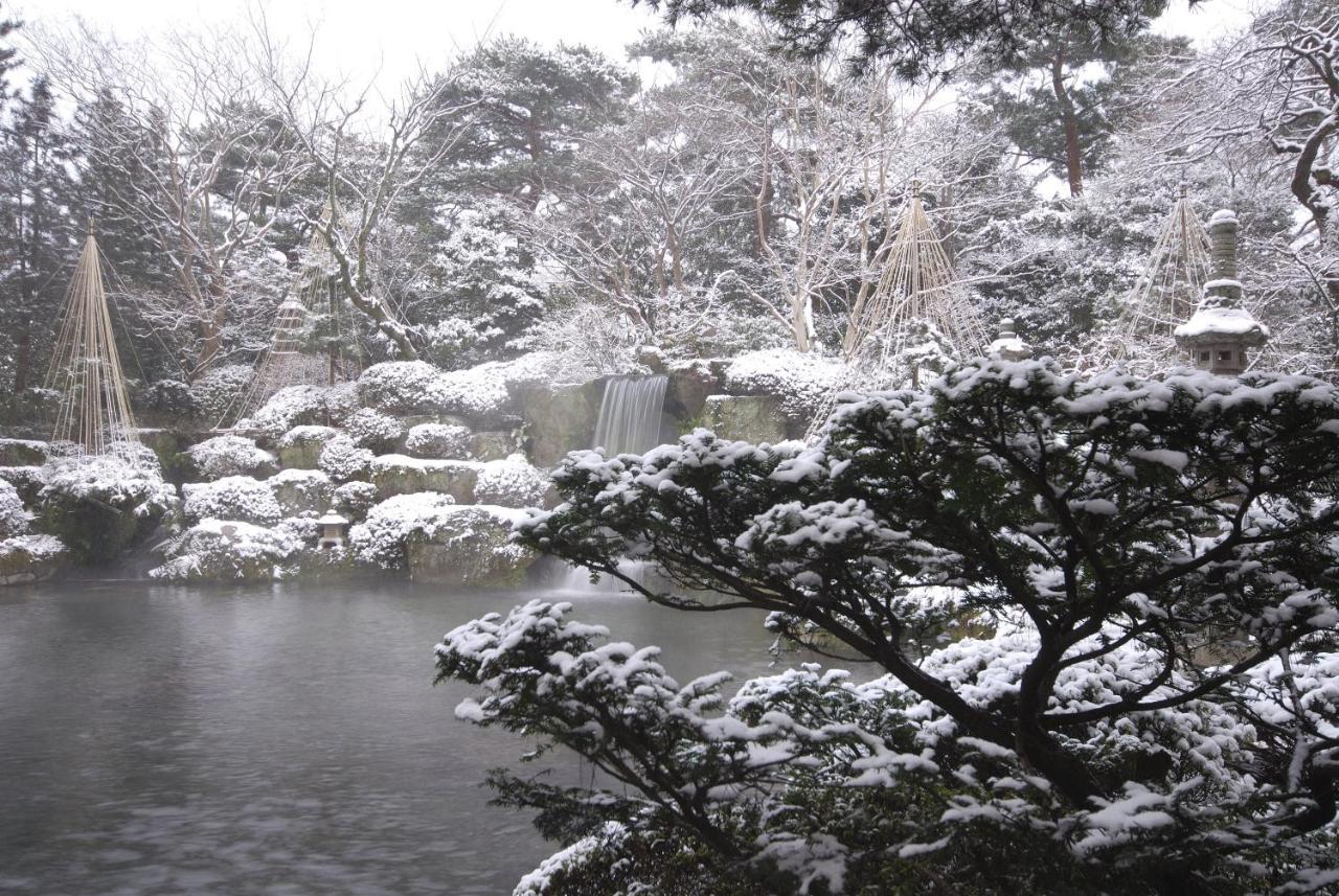 Suimeikan Геро Екстериор снимка A view of the park in winter