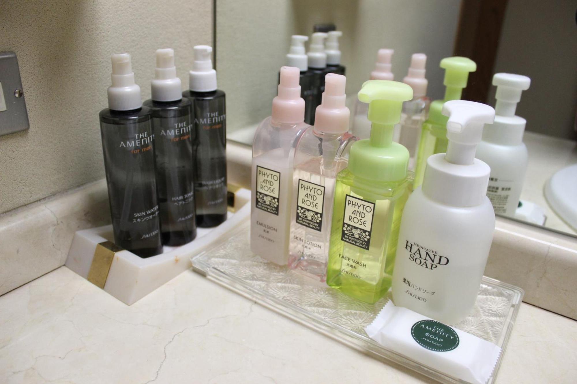 Suimeikan Геро Стая снимка A selection of toiletries in a hotel bathroom
