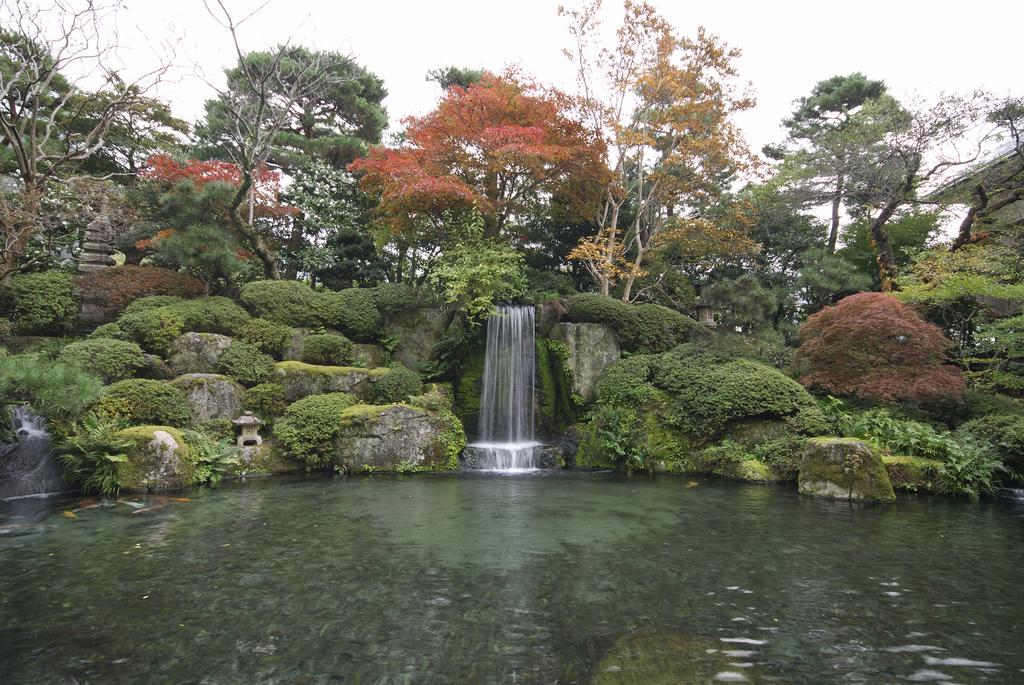 Suimeikan Геро Екстериор снимка A waterfall in the garden
