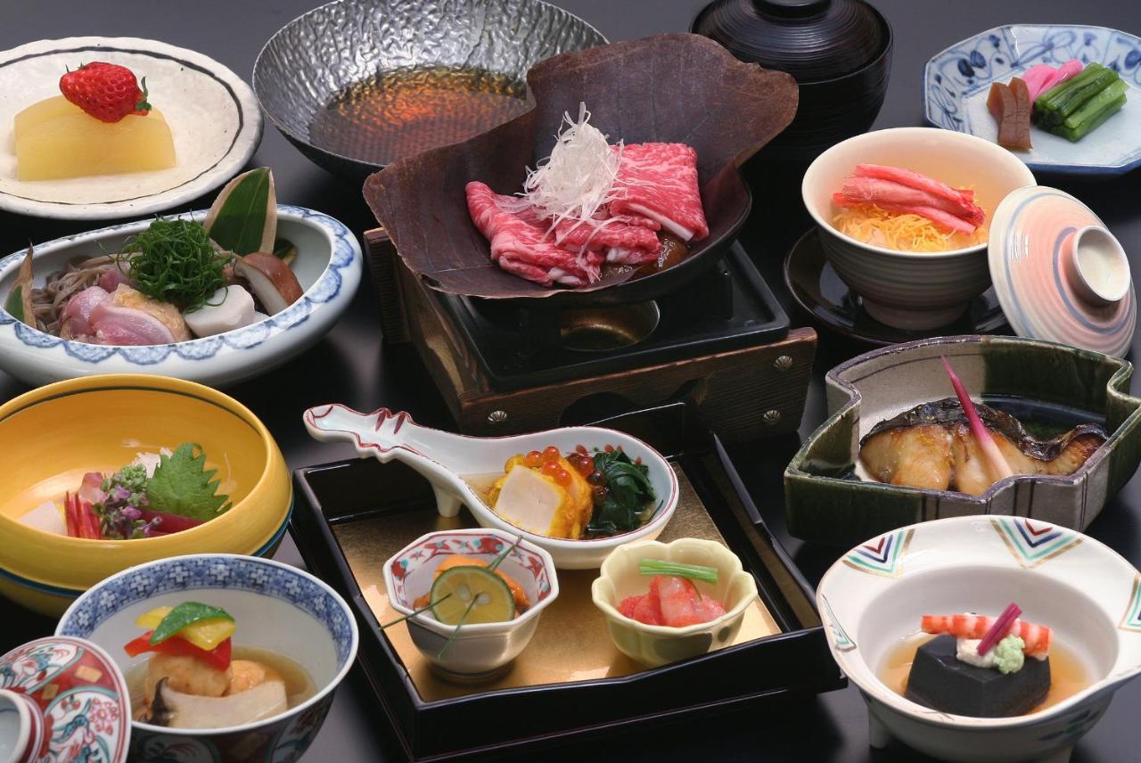 Suimeikan Геро Екстериор снимка A selection of Japanese cuisine