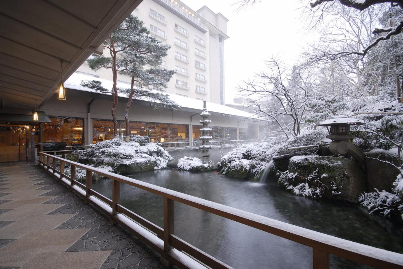 Suimeikan Геро Екстериор снимка A view of the outdoor onsen at the hotel